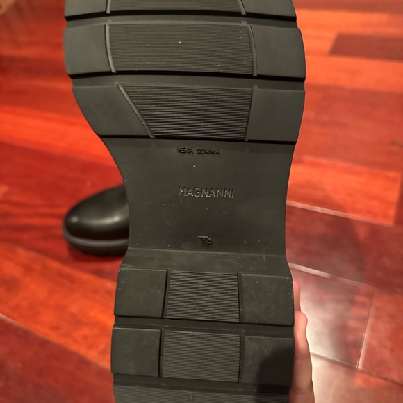MAJOR PRICE DROP BNWOT Magnanni Boots size 7 - Picture 3 of 3